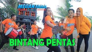 menari dijalanan sudah kayaq bintang pentas // megantara