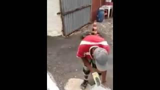 Bêbado pintando a calçada ..