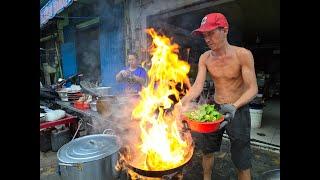 Quán cơm tôm sa tế 40 năm nổi tiếng Sài Gòn với ngọn lửa bùng cháy hơn một thước