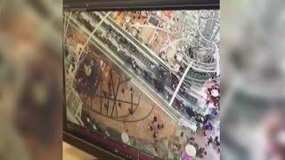 Hongkong: Rolltreppe voller Menschen stürzt plötzlich abwärts