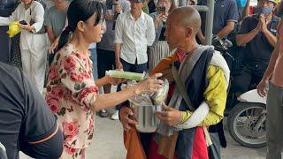 Sư Minh Tuệ vào nhà dân khất thực bữa cơm chay ăn vội, Phật tử rơi nước mắt