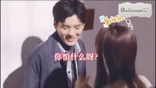 Behind the scene "when he got shy" #cdrama 毕雯珺拍吻戏笑到捶墙# 电视剧《世界微尘里》吻戏拍摄现场花絮，毕雯珺害羞到转身捶墙×n次，不仅捶墙还捶自己，好可爱