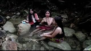 Gadis Dayak || mandi dan main dihutan