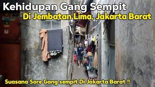 Kehidupan Di Gang Sempit di Jembatan Lima Jakarta Barat