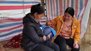 Mother-in-law came to the old house to steal rice to cook and eat.