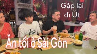 Andi đi ăn thử bánh xèo Sài Gòn. Ba cha con gặp lại dì Út sau 2 năm. Gia đình MiG về Việt Nam