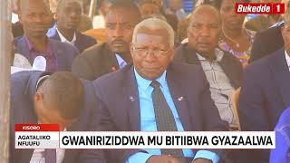 Agataliikonfuufu: Omubiri gw'abadde Minisita Mateke. Gwaaniriziddwa mu bitiibwa. Basembye muganda we