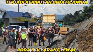 There Was a Mess Because Trucks Were Not Allowed to Pass in Batu Jomba