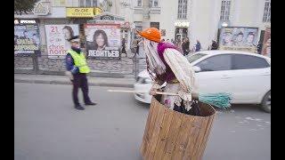 БАБКА НА ГИРОСТУПЕ ПРАНК в Екатеринбурге (Часть1) | Witch on the broom PRANK | Granny in Russia