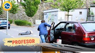 PÁN PROFESOR - Sama zrazí auto pred školou