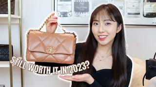 SHOULD YOU STILL BUY A CHANEL 19 IN 2023? | Chanel 19 Review, Mod Shots, What's In My Bag