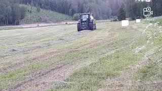 Stensta gård pressar rundbalar-Jd 6820 och Claas Rollant