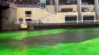 Saint Patrick's Day Chicago 2010 - Dyeing the Chicago River