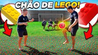 JOGANDO FUTEBOL NO CHÃO DE LEGO  (5 mil peças)