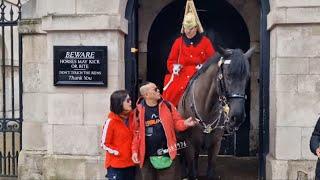 King's guard tries to yank reins out the tourist hands he doesn't let go. GET OFF THE REINS