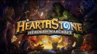 Девушка играет в Hearthstone