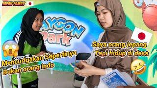 Istri jepang senang berenang di desa sepi pengunjung.