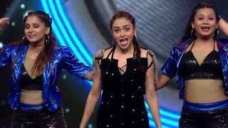 Amruta Khanvilkar Filmfare 2016 Performance