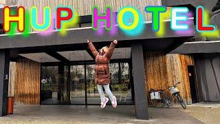 SPELEN EN ZWEMMEN IN HET HUP HOTEL MET MONKEY TOWN #familyvlog