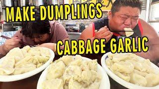 Brother Monkey made dumplings to eat. The cabbage and garlic stuffing was so fragrant!