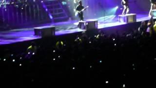 Chester rocks while Faint outro in Nottingham, England (24.01.2008)