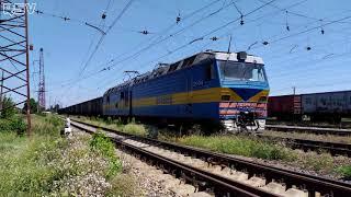 Грузовой поезд с толкачём на ходу Украина. ДЕ1-040 VS ВЛ8-762