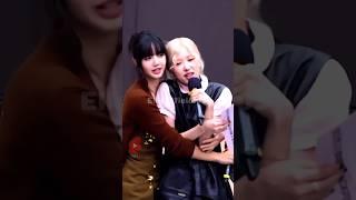 Rosé getting cold so Lisa hugs her for warmth. #Lisa #rose #chaelisa