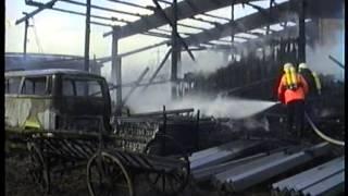 Feuerwehr Stuttgart: FARM BLAZE / Überlandhilfe Fellbach, Fruchthof, Großbrand, 1995.