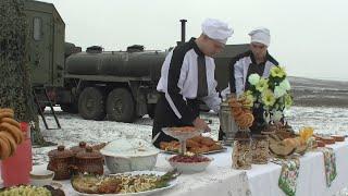 Варка пищи и выпечка хлеба военных поваров в полевых условиях на полигоне Кадамовский Ростовская обл