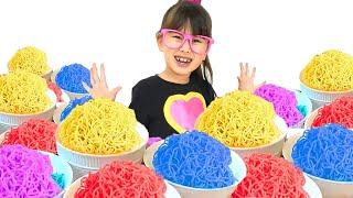 Ангела и Ева готовят цветную лапшу. Funny Pretend Play with colored noodles. Ангела ТВ