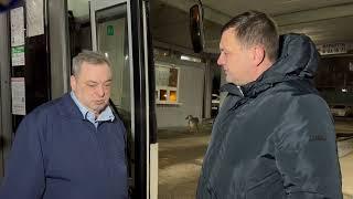 Директор департамента транспорта Вадим Шкабарня уточняет у водителя условия труда