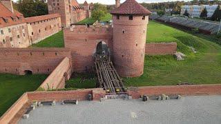 Malbork. Remont zamkowych mostków. Wideo z drona