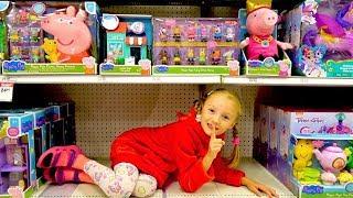 Polina and Mama pretend play hide and seek in toy store. Video for kids