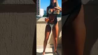 Gostosa de bikini dançando