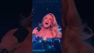 Adele desafina en vivo y esta fue su reacción  #adele #famosos #cine #reggaeton #musica