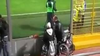 Falso invalido sulla sedia a rotelle allo stadio a Palermo VERGOGNA!!