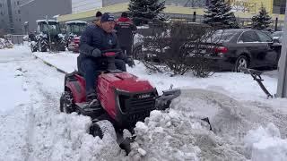 Работа снегоотбрасывателя (снегоуборщика) ZimAni на садовом тракторе.