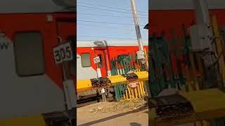 MASSIVE CRUISE ENTRY OF BARMER RAJDHANI  #indianrailway #wdg6g #viral  #viralvideo #yogiadityanath