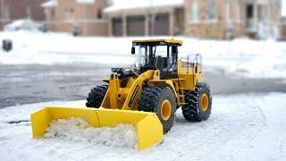 Amazing Realistic Snow Removal With An RC Wheel Loader!