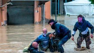 Страшное наводнение в Италии. Города ушли под воду, люди спасаются на крышах домов