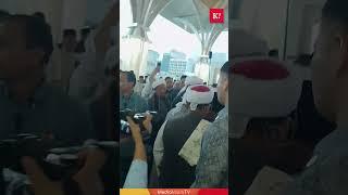 Datuk Seri Anwar Ibrahim beramah mesra dengan orang ramai yang hadir pada Majlis Berbuka Puasa