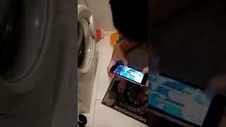 мой друг какает на туалете с телифоном