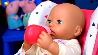 Беби Аннабель: Вкусные пальчики - Кормим Анабель из бутылочки. Играем в куклы Как мама