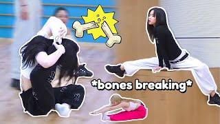 ITZY doing bone-breaking stretchings... again! (a mess)