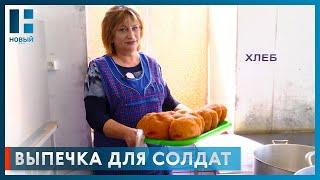 Жительница Тамбовской области на одной из ж/д станций кормит солдат воинских эшелонов выпечкой