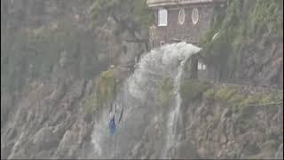 Positano bomba d'acqua le strade e le scale diventano torrenti la situazione in spiaggia