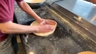 Как правильно раскатать тесто для пиццы . Итальянская пицца . How to make real Italian pizza