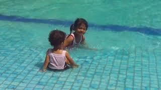 Qisma dan Naila Berenang di Umbul Square Madiun