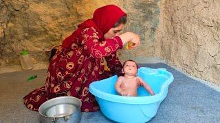 Washing the baby and daily life of a nomadic woman in the absence of her husband