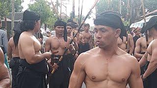 Group Musclemania iring pengantin di desa marong